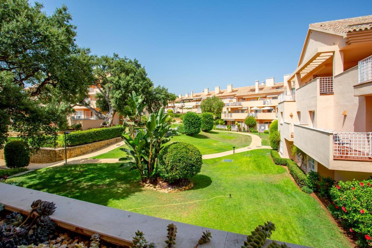 Apartemen Beautiful With Big Terrace And Access To 3 Pools Elviria