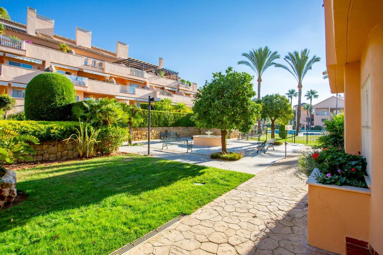 Beautiful With Big Terrace And Access To 3 Pools Elviria Apartemen