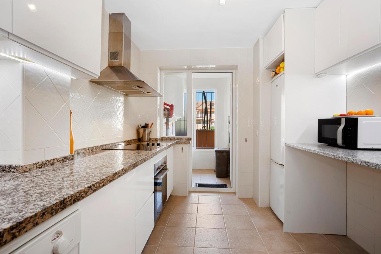 Beautiful With Big Terrace And Access To 3 Pools Elviria Apartemen