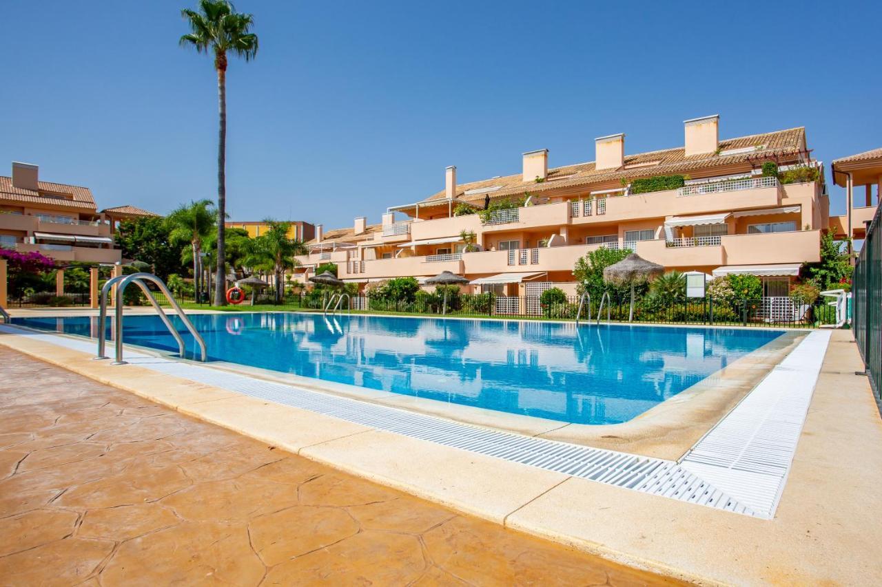 Apartemen Beautiful With Big Terrace And Access To 3 Pools Elviria