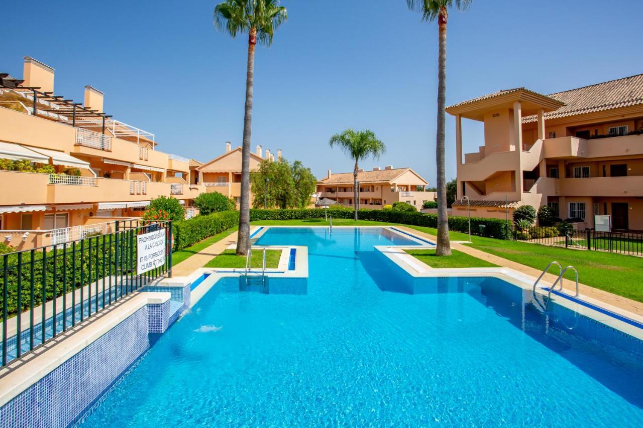 Apartemen Beautiful With Big Terrace And Access To 3 Pools Elviria *